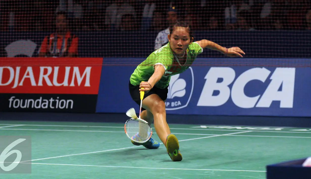 Pebulutangkis muda Indonesia dari klub Jaya Raya, Ruselli Hartawan berusaha mengembalikan bola ke Li Xuerui (Tiongkok) di BCA Indonesia Open di Istora Senayan Jakarta, Selasa (31/5). Ruselli kalah 21-16, 8-21. 11-21. (Liputan6.com/Helmi Fithriansyah)