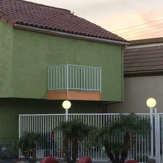 6 Desain Balkon Nyeleneh Tak Punya Fungsi Ini Bikin Geleng Kepala