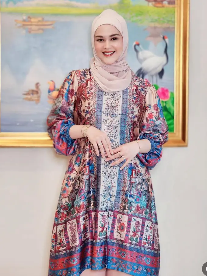 Inspirasi Baju Tunik Lebaran Simple dari Artis Tanah Air