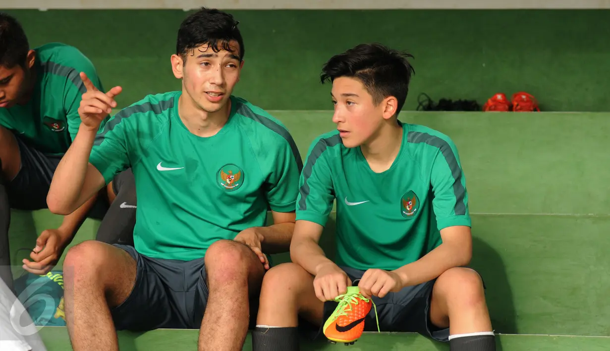 George dan Jack Brown berbincang di sela-sela latihan seleksi Timnas Indonesia U-19 di Lapangan Atang Sutresna, Jakarta, Kamis (6/4). 14 pemain yang pernah berlaga di luar negeri mengikuti seleksi masuk. (Liputan6.com/Helmi Fithriansyah)