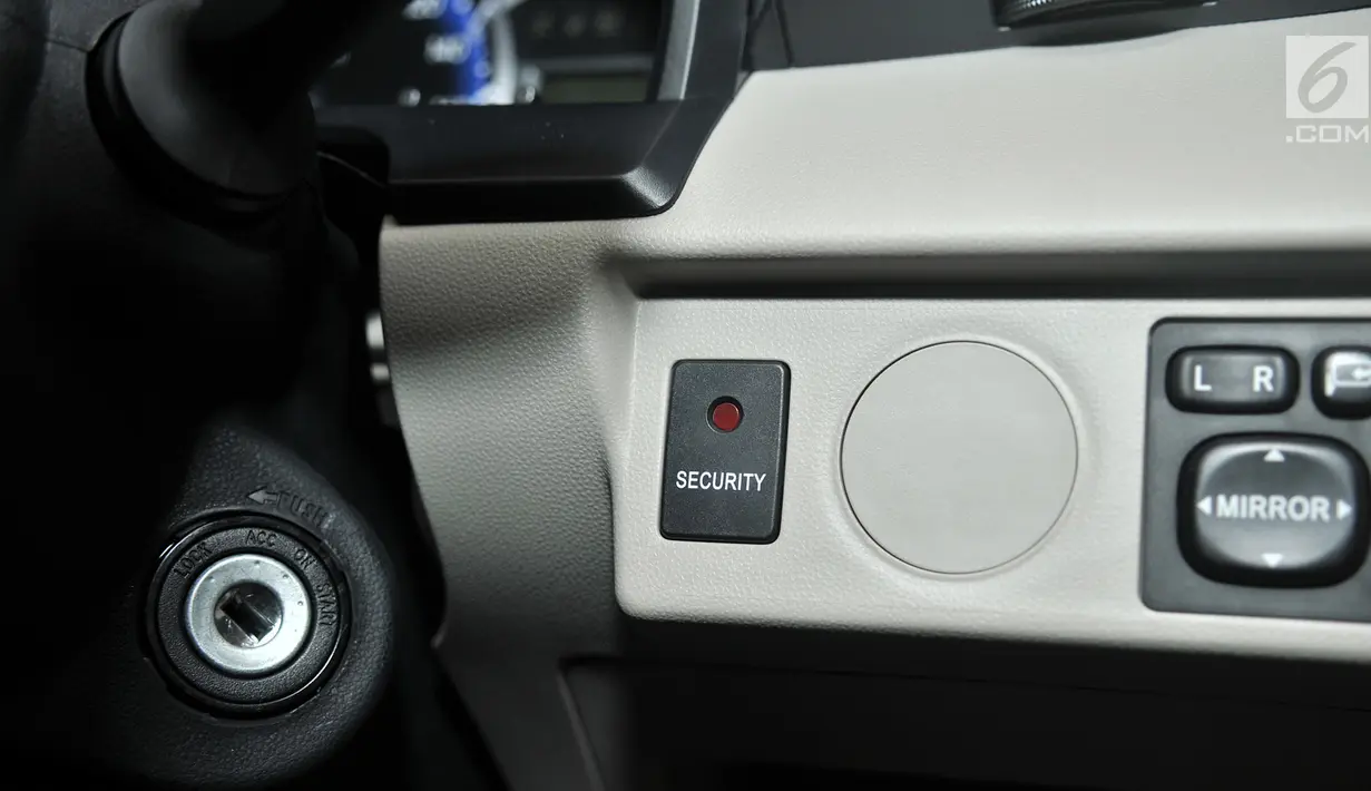 Sistem starter mobil milik New Toyota Avanza saat diluncurkan di Jakarta, Selasa (15/1). Mobil ini mengalami perubahan mencolok di bagian depan agar lebih stylish dan modern. (Merdeka.com/Iqbal S. Nugroho)
