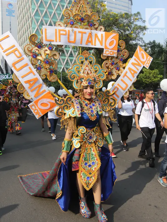 Peserta berkostum Liputan6.com memeriahkan parade Asian Games 2018 di Jalan Thamrin, Jakarta, Minggu (13/5). Tak hanya dari komunitas, peserta parade ini juga datang dari karyawan PT Elang Mahkota Teknologi (Emtek). (Liputan6.com/Arya Manggala)