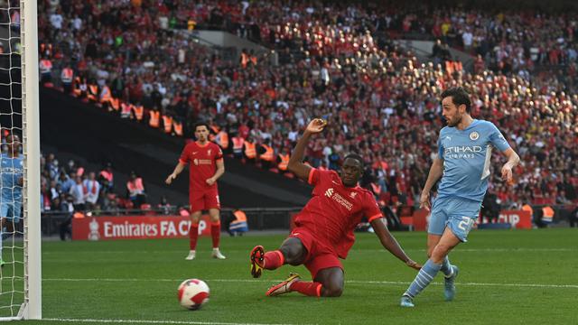 Foto: Aksi Pemain Liverpool saat Menghentikan Langkah Manc City di Semifinal Piala FA