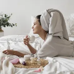 Tidak perlu rutinitas yang rumit untuk menikmati wellness. Sentuhan, aroma, tekstur, dan ritual sederhana bisa menjadi cara untuk membuat self-care terasa lebih personal.  (Foto/Dok: Magnific)