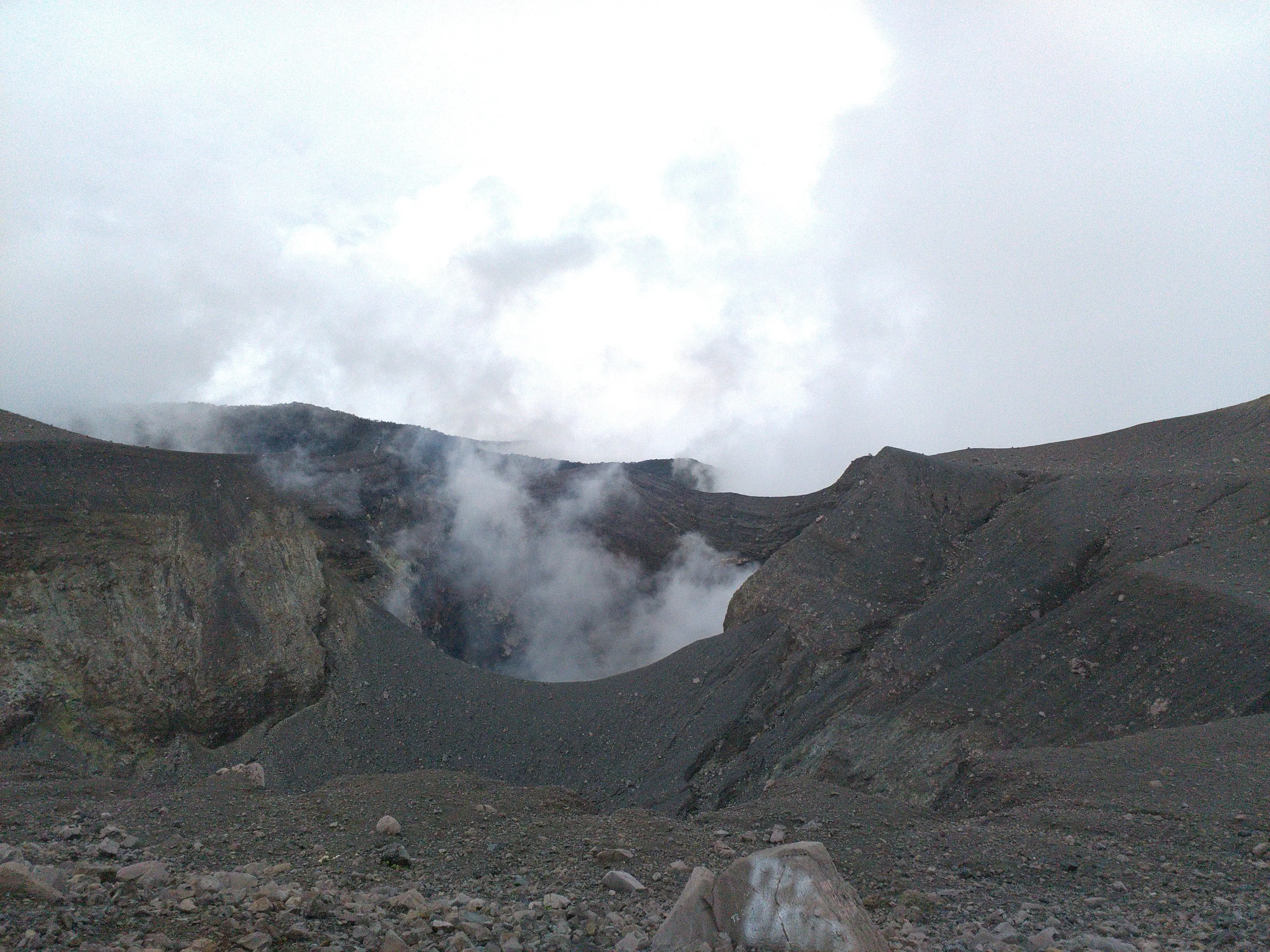 Inilah kawah Gunung Marapi (foto : Akbarmuhibar)