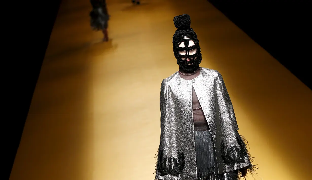 Seorang model mengenakan busana dari desainer asal Vietnam, Nguyen Cong Tri dalam koleksi Musim Autumn / Winter 2016 di Tokyo Fashion Week, Jepang , 15 Maret 2016. (REUTERS / Issei Kato)