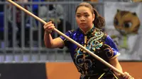 Atlet wushu Indonesia, Juwita Niza Wasni, mempersembahkan medali emas dari nomor kombinasi nandao dan nangun di SEA Games 2017, Selasa (22/8/2017). (Twitter/Imam Nahrawi)