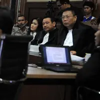 Terdakwa Jessica Wongso mendengarkan kesaksian ahli patologi forensik Djaja Surya Atmadja pada sidang ke-19 perkara pembunuhan Wayan Mirna Salihin di Pengadilan Negeri Jakarta Pusat, Rabu (7/9). (Liputan6.com/Helmi Afandi)