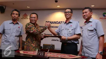 Dirut Pelindo 1 Bambang Eka Cahyana (kedua kiri) berjabat tangan dengan Dirut Semen Indonesia Rizkan Chandra usai menandatangani nota kesepahaman di Jakarta, Kamis (30/6). (Liputan6.com/Angga Yuniar)