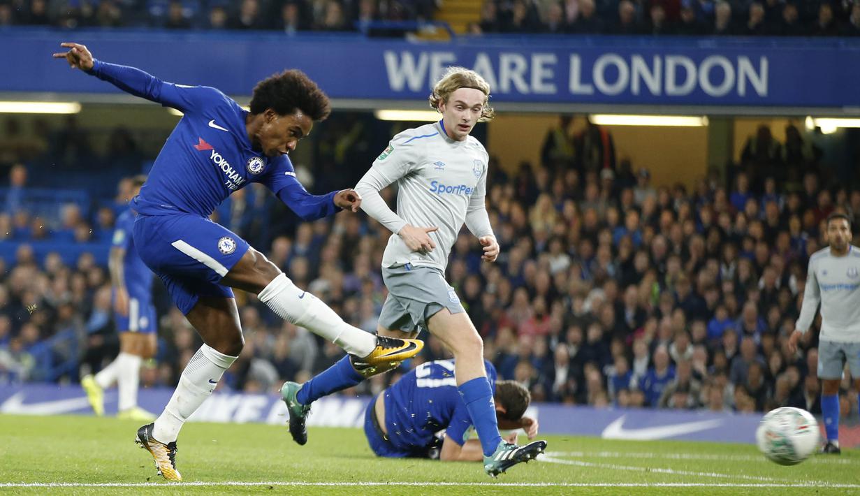 Proses terjadinya gol yang dicetak gelandang Chelsea, Willian, ke gawang Everton pada laga Piala Liga di Stadion Stamford Bridge, London, Rabu (25/10/2017). Chelsea menang 2-1 atas Everton. (AP/Alastair Grant)