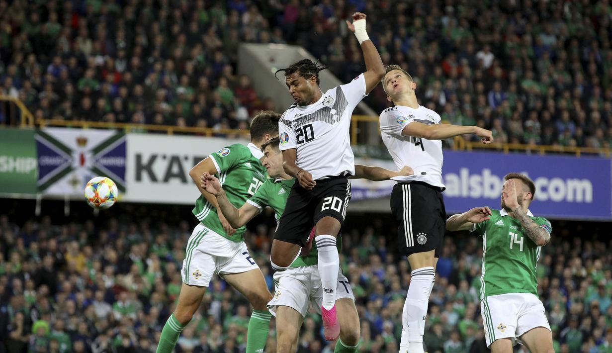 Gelandang Jerman, Serge Gnabry, menyundul bola saat melawan Irlandia Utara pada laga Kualifikasi Piala Eropa 2020 di Windsor Park, Belfast, Senin (9/9). Irlandia Utara kalah 0-2 dari Jerman. (AFP/Paul Faith)