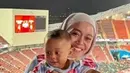 Lesti Kejora tampak bahagia saat menonton tim favoritnya. Lesti turut membawa sang anak saat nonton MU. Baby L juga didandani dengan jersey MU yang membuat foto ini jadi terlihat menggemaskan. (Liputan6.com/IG/lestikejora)