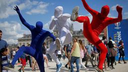 Aksi suporter Prancis saat mendukung timnya di area fan zone di Paris, Prancis, (26/6/2016). (Reuters/Stephane Mahe)