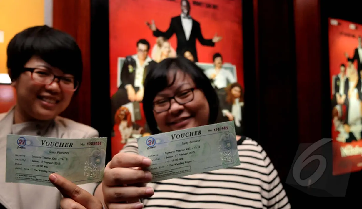 Dua orang wanita menunjukkan voucher untuk ikut nonton premier film The Wedding Ringer produksi Sony Pictures, saat Premier Film The Wedding Ringer, Jakarta, Selasa,(17/2/2015) (Liputan6.com/Johan Tallo)