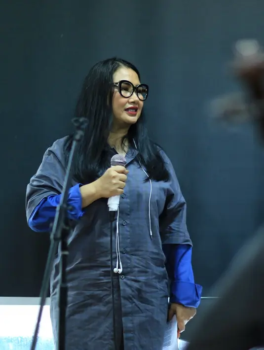 "Iki kan baru ya di dunia ini (nyanyi), dan diberikan suatu kesempatan bisa kolaborasi dengan penyanyi legendaris, sangat luar biasa banget. Apalagi banyak dapat masukan," tutur Rizky. (Adrian Putra/Bintang.com)