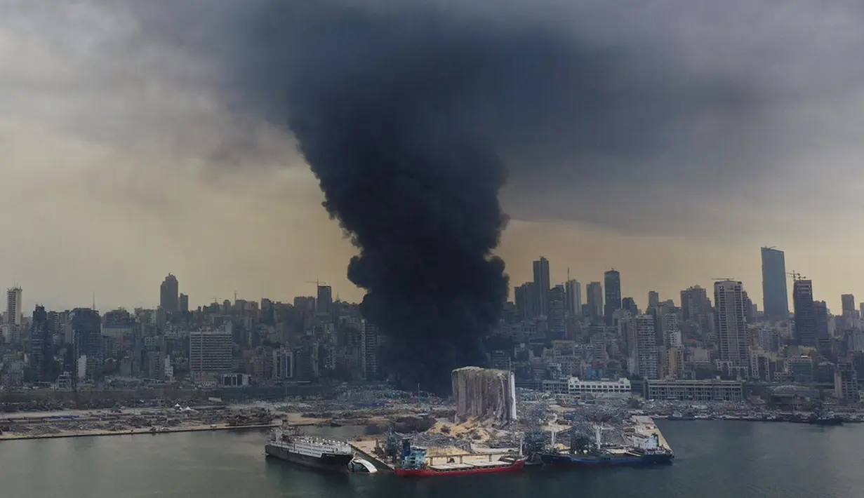 Asap hitam mengepul dari kebakaran gudang-gudang di Pelabuhan Beirut, Lebanon, Kamis (10/9/2020). Beberapa pekerja mengatakan sedang ada pembersihan gudang di mana kebakaran tersebut terjadi. (AP Photo/ Hussein Malla)