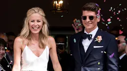 Senyum bahagia Mario Gomez (kanan) dan istrinya Carina Wanzung uasi menjalani pernikahan di Munich, Jerman, (22/7). Gomez menikahi Model Carina Wanzung, setelah berpisah dengan Silvia Meichel. (AFP PHOTO/ Sven Hoppe)