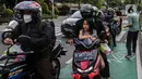 Jemaat membagikan takjil kepada masyarakat menjelang buka puasa di Gereja GPIB Effatha, Jakarta, Rabu (20/4/2022). Momen menjelang buka puasa Ramadhan digunakan jemaat GPIB Effatha berbagi takjil gratis untuk kaum Muslimin di Jalan Melawai, tepatnya di depan gereja itu. (Liputan6.com/Johan Tallo)