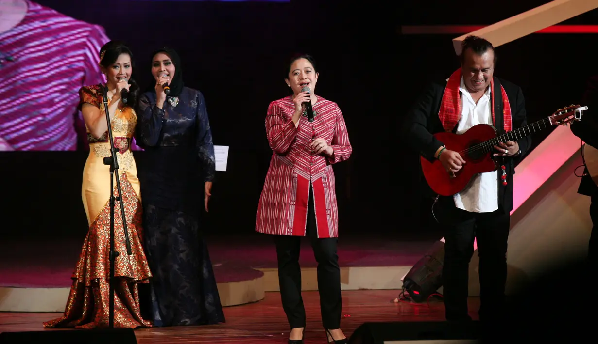 Tidak sendiri, malam itu, Puan juga didampingi oleh dua penyanyi yaitu, Dian Pisesha dan Ratna Listy. Puan yang mengaku naik ke atas panggung dengan modal nekad. (Nurwahyunan/Bintang.com)