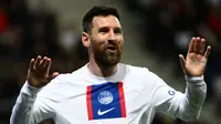 Pemain Paris Saint-Germain (PSG) Lionel Messi melakukan selebrasi usai mencetak gol ke gawang Nice (OGCN) pada pertandingan sepak bola Liga Prancis di Stadion Allianz Riviera, Nice, Prancis, Sabtu (8/4/2023). (CHRISTOPE SIMON/AFP)