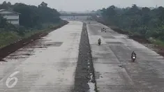 Suasana pembangunan tol Cijago di kawasan Depok, Jawa Barat, Kamis (16/2). Kementerian PUPR berupaya mempercepat pembangunan ruas tol porsi pemerintah yang dibangun melalui pinjaman dari China. (Liputan6.com/Immanuel Antonius )