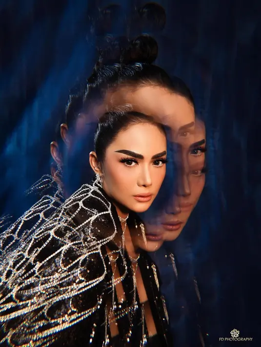 Meski sudah menjadi nenek 1 cucu, Krisdayanti disebut tetap terlihat gorgeous. Setuju nggak Sahabat Fimela? [Foto: IG/fdphotography90].