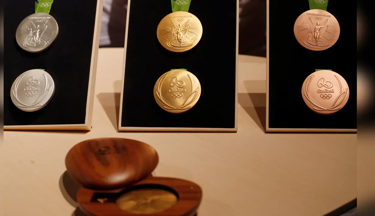 Medali Olimpiade 2016 saat diluncurkan di Rio de Janeiro, Brasil (14/6). Lebih dari 2.400 medali telah diproduksi, terdiri atas 812 emas, 812 perak, dan 864 perunggu. (REUTERS/ Sergio Moraes)