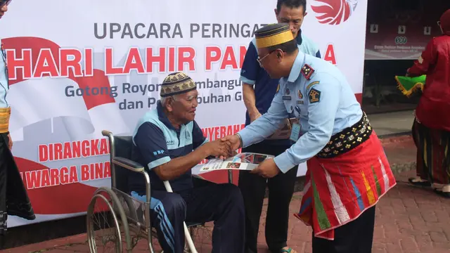 Kepala Lapas Klas IIA Kota Parepare, Totok Budiyanto menyerahkan Remisi kepada napi Lapas Klas IIA Parepare di Hari Lahir Pancasila 1 Juni 2023 (Liputan6.com/Eka Hakim)