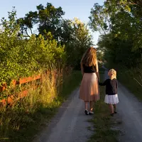 Orangtua menjadi guru pertama anak untuk belajar, maka dari itu kebiasaan-kebiasaan yang diberikan oleh orangtua pada anak akan juga ditiru oleh anaknya. (Foto: Unsplash.com/Jon Flobrant)
