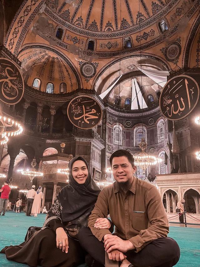 7 Potret Oki Setiana Dewi dan Suami yang Jarang Tersorot, Mesra Banget