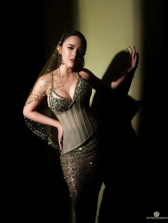 Dalam pemotretan tersebut, Amanda Manopo tampil berani dibalut gaun berpayet berwarna hijau dengan aksen bustier transparan rancangan Lisa Ju. [Instagram/fdphotography90]