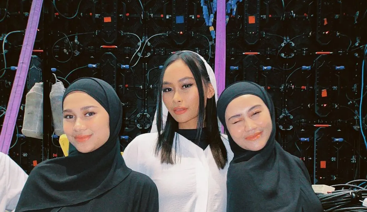 Ide outfit bukber pakai warna hitam dari duo Azizah Salsha dan Aaliyah Massaid. Keduanya tampil kompak mengenakan gamis dan hijab berwarna hitam polos. [Foto: Instagram/sarahtumiwa]