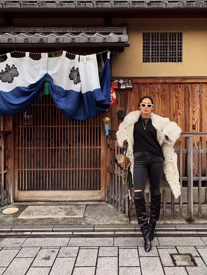 Skinny Jeans Penuh Aksi dengan Paduan Berikut Ini