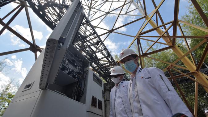 Direktur sekaligus CTO XL Axiata I Gede Darmayusa (kiri) dan Direktur sekaligus Chief Commercial Officer XL Axiata David Arcelus Oses berfoto di bawah BTS 4G XL di Bali (Foto: Corpcomm XL Axiata).