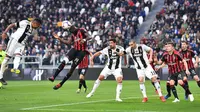 Gelandang AC Milan, Tiemoue Bakayoko, menyundul bola saat melawan Juventus pada laga Serie A di Stadion Allianz, Turin, Sabtu (6/4). Juventus menang 2-1 atas AC Milan. (AP/Andrea Di Marco)