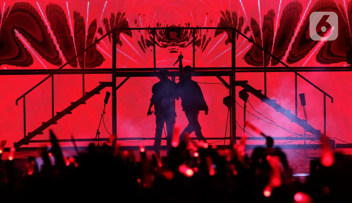 Kelompok penyanyi pria asal Korea Selatan, iKON saat tampil di panggung JISPHORIA yang digelar di Jakarta International Stadium (JIS), Sabtu (1/10/2022). Setelah tiga tahun, iKON akhirnya kembali lagi ke Indonesia untuk bertemu para penggemarnya yang biasa disebut iKONIC. (Liputan6.com/Helmi Fithriansyah)