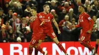 Striker Liverpool Roberto Firmino merayakan gol ke gawang Arsenal dalam lanjutan Liga Premier Inggris di Stadion Anfield, Kamis (14/1/2016). (Liputan6.com/Reuters / Carl Recine Livepic)