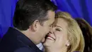 Calon presiden AS, Ted Cruz saat mencium istrinya Heidi saat melakukan kampanye  di Milwaukee , Wisconsin , Amerika Serikat , 5 April 2016. Cruz adalah anggota dari Partai Republik. (REUTERS / Jim Young)
