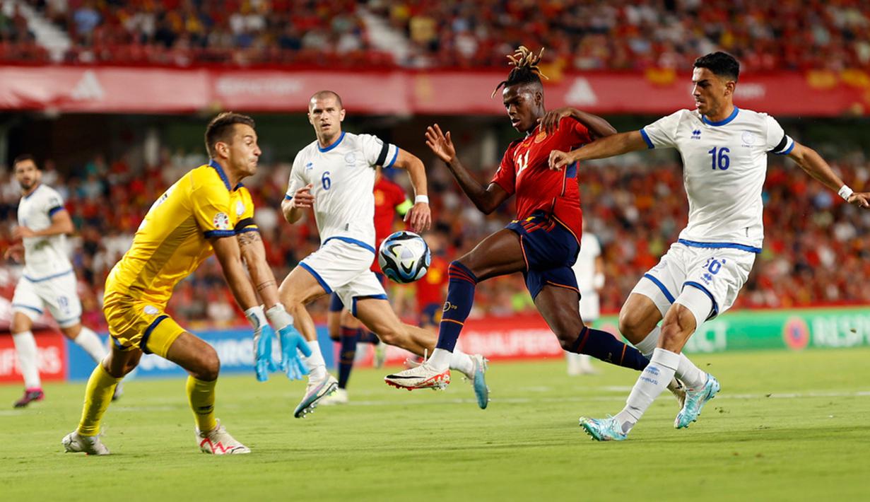 Meski begitu Siprus masih mampu meladeni permainan tuan rumah. Beberapa kali serangan balik mereka menciptakan peluang berbahaya di depan gawang Spanyol. (AP Photo/Fermin Rodriguez)