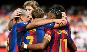 Penyerang Barcelona asal Brasil bernomor punggung 11, Raphinha (kanan), merayakan gol ketiga timnya bersama rekan-rekan setim dalam pertandingan Liga Spanyol antara Valencia CF dan FC Barcelona di Stadion Mestalla, Valencia, pada 6 September 2026. (JOSE JORDAN/AFP)