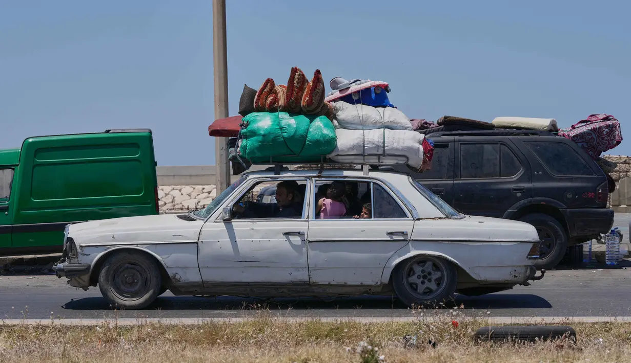 Salah satu keluarga pengungsi yang meninggalkan desa mereka di Lebanon Selatan, tiba di kota pelabuhan selatan Sidon, Rabu 10 Juni 2026. (AP Photo/Mohammed Zaatari)