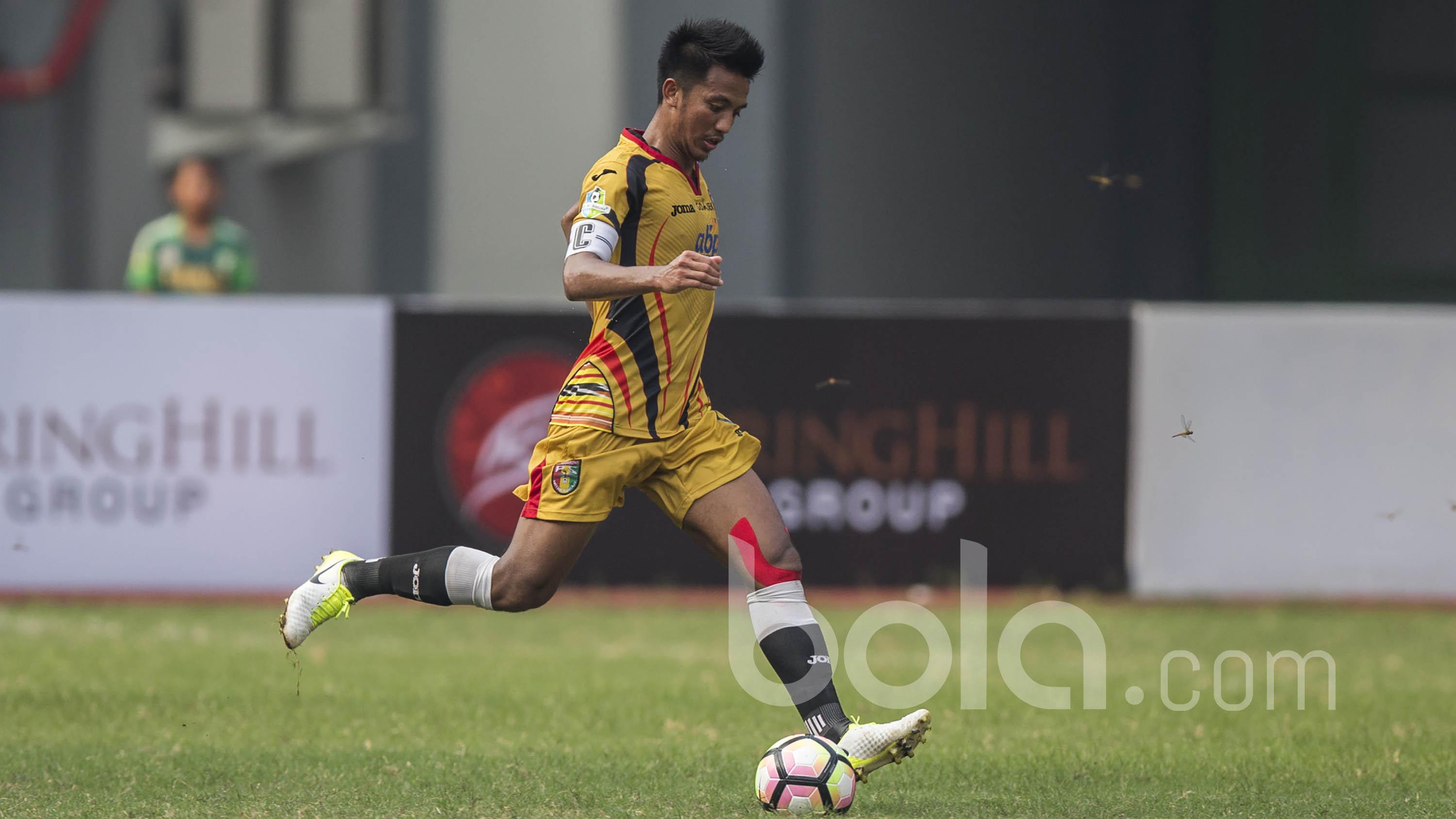 Gelandang Mitra Kukar, Bayu Pradana, menggiring bola saat melawan Persija pada laga Liga 1 2017 di Stadion Patriot, Bekasi, Minggu (15/5/2017). Kedua tim bermain imbang 1-1. (Bola.com/Vitalis Yogi Trisna)