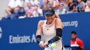 Petenis Rusia Maria Sharapova mengembalikan bola petenis Hungaria Timea Babospada putaran kedua turnamen tenis AS Terbuka di New York (30/8). (AP Photo / Adam Hunger)