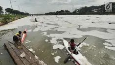 Atlet dayung pemula Tim Pemprov DKI berlatih di tengah busa limbah Banjir Kanal Timur (BKT) di Jakarta, Minggu (25/3). Air kali BKT dipenuhi dengan busa selepas pintu air Weis-3 Marunda, Cilincing, Jakarta Utara menuju teluk. (Merdeka.com/Arie Basuki)
