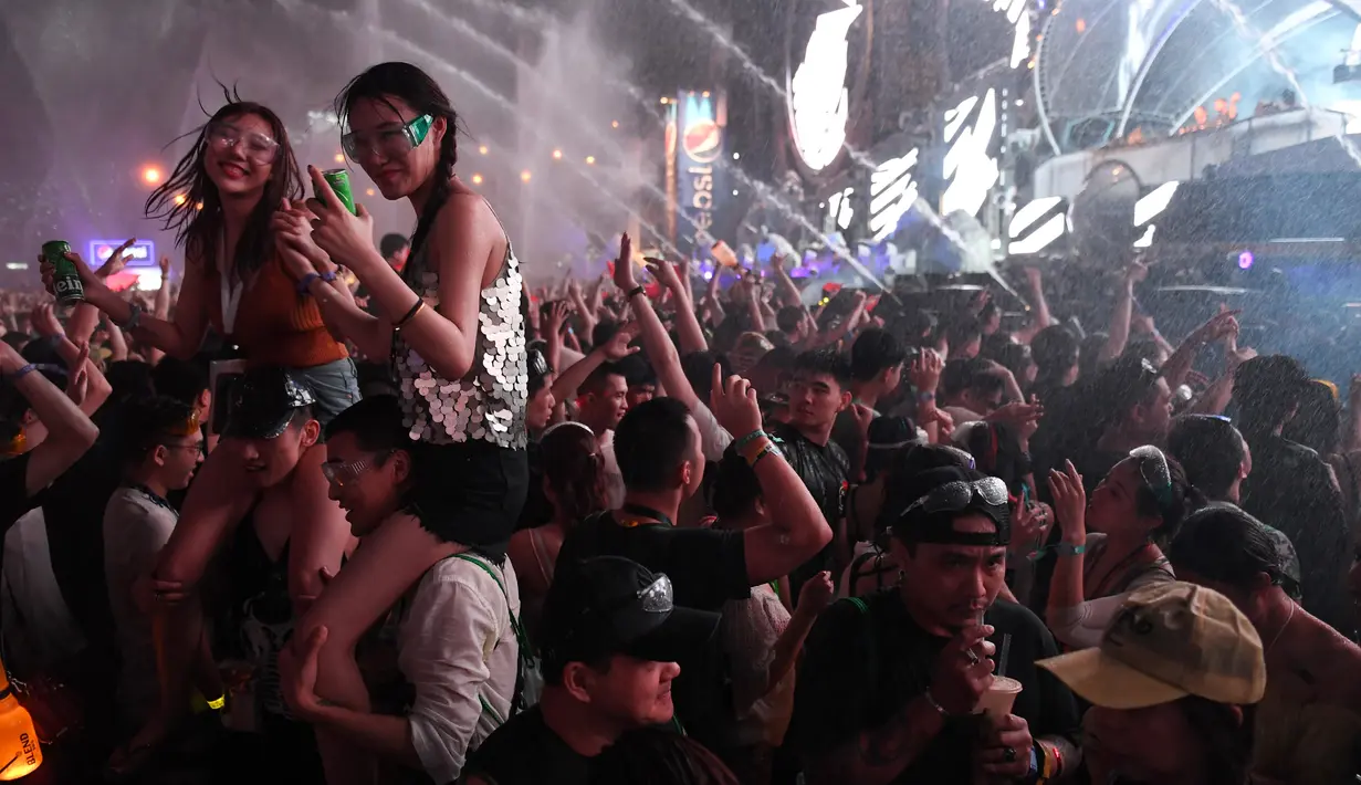 Warga bersuka ria saat merayakan Festival Songkran atau Tahun Baru Thailand di S20 Songkran Music Festival, Bangkok, Thailand, 13 April 2019. Warga percaya dengan melempar air nasib buruk yang menimpa pada tahun-tahun sebelumnya perlahan sirna. (Lillian SUWANRUMPHA/AFP)