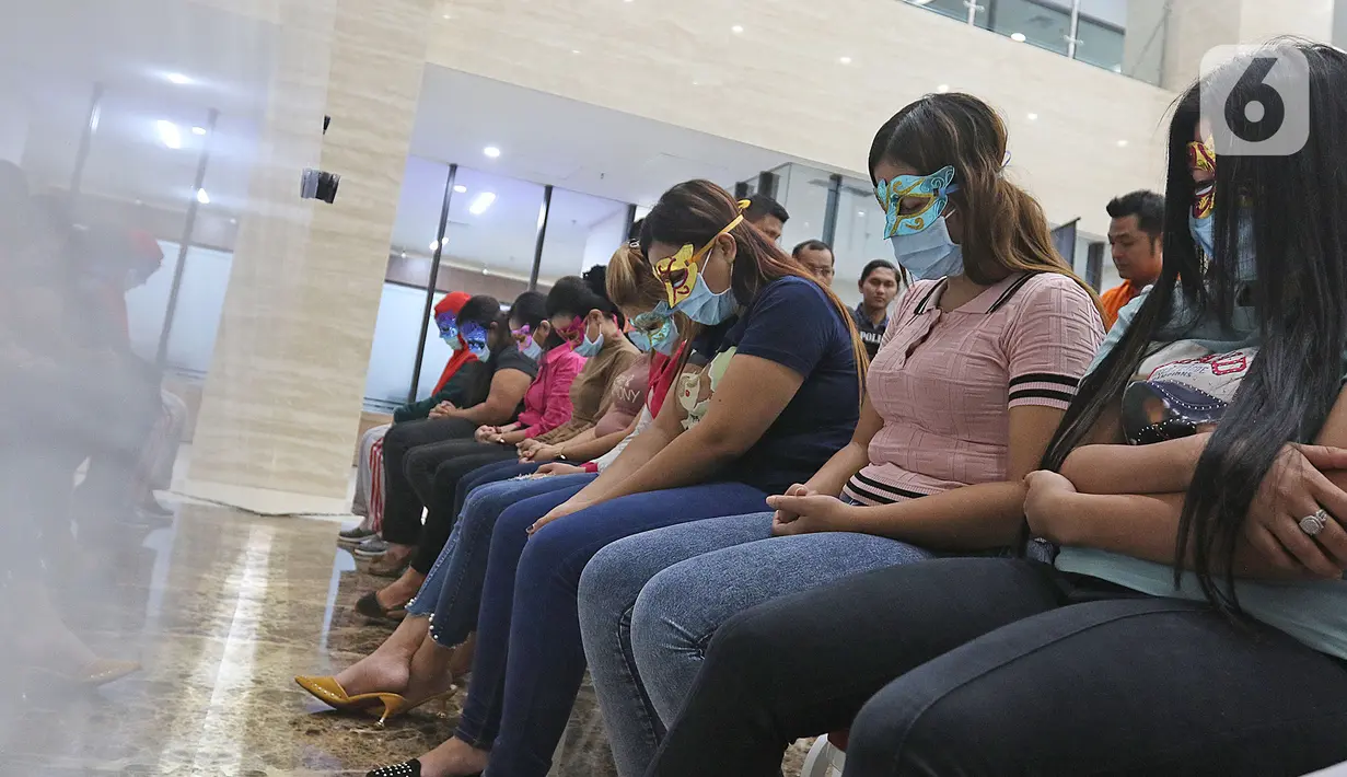 Para korban dihadirkan saat pengungkapan tindak pidana perdagangan orang dengan tujuan eksploitasi seksual, modus booking out kawin kontrak dan short time di Bareskrim Polri, Jakarta, Jumat (14/2/2020). Polisi mengamankan 5 orang tersangka serta 15 barang bukti. (Liputan6.com/Herman Zakharia)