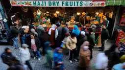 Kurma menjadi popular karena menjadi bagian dari sunnah berbuka bagi umat Muslim yang menjalankan ibadah puasa. Tampak dalam foto, umat Muslim Kashmir berbelanja untuk kebutuhan bulan suci Ramadan di sebuah pasar di Srinagar, Rabu 18 Februari 2026. (AP Photo/Mukhtar Khan)