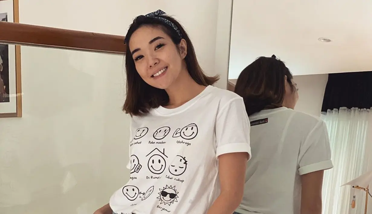 Penampilannya yang cukup simpel satu ini pun tetap mencuri perhatian. Hanya menggunakan kaus berwarna putih dan makeup natural, gaya Gisel ini juga mendapat pujian netizen. (Liputan6.com/IG/@gisel_la)