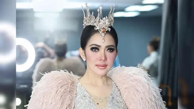 [Bintang] Cetar Membahana, Ini 8 Foto Syahrini dengan Hiasan Kepala yang Heboh