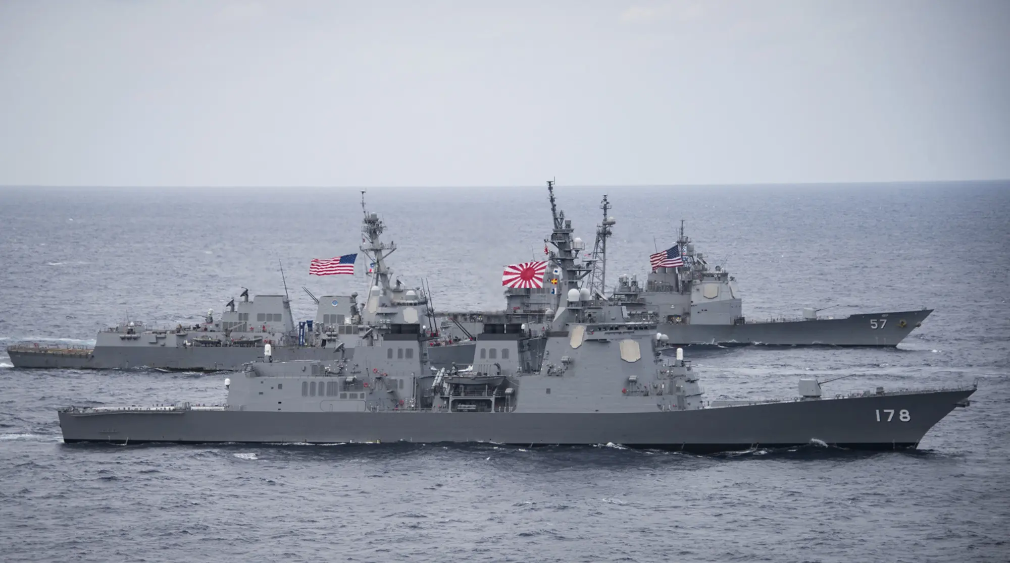Kapal perusak, Angkatan Pertahanan Maritim Jepang yang mengawal Kapal induk USS Carl Vinson menuju semenanjung Korea, Kamis (28/4). (AP Photo)